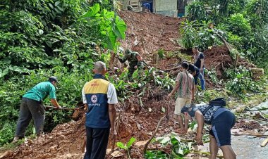Babinsa Koramil 2204/Cikidang Gelar Karya Bakti di Lokasi Longsor