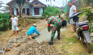 Bakti TNI: Babinsa Koramil 2209/Lengkong Bersama Warga Plesterisasi Jalan Lingkungan