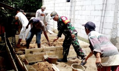 Babinsa Koramil 2211/Sagaranten Gelar Bakti TNI Bantu Pembangunan Rumah Warga