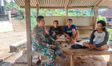 Babinsa Koramil 2215/Ciemas Laksanakan Kegiatan KOMSOS dengan Masyarakat Desa Girimukti