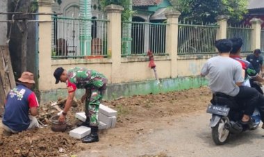 Babinsa Koramil 2206/Parakansalak Laksanakan Bhakti Perbaikan Parit di Desa Bojonglongok
