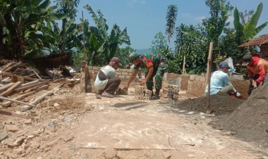 Babinsa Koramil 2205/Kalapanunggal Gelar Bhakti Pembangunan Rutilahu di Desa Cihamerang