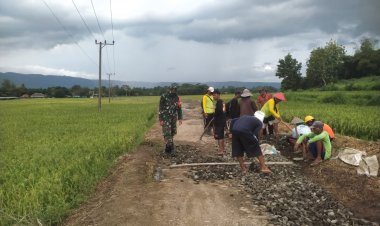 Babinsa Koramil 2215/Ciemas Gelar Bhakti Perbaikan Jalan di Desa Mandrajaya