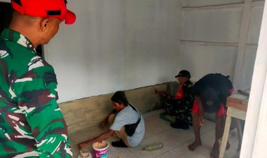 Babinsa Koramil 2209/Lengkong Gelar Karya Bakti Pengecatan Rutilahu Bersama Warga