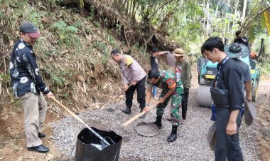 BABINSA KORAMIL 2208/NYALINDUNG TURUT SERTA DALAM BAKTI PENGASPALAN JALAN DI DESA SUKAMAJU