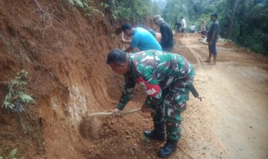 Babinsa Koramil 2204/Cikidang Gelar Karya Bakti Pelebaran Jalan Bersama Warga