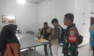 Babinsa Koramil 2201/Cisolok Laksanakan Pendampingan Kunjungan Dinas Ketahanan Pangan di Dapur Sehat Cisolok