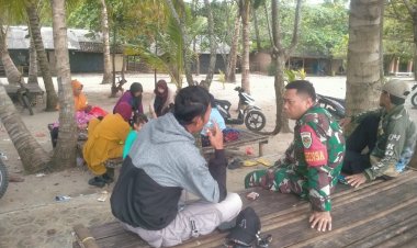 BABINSA KORAMIL 2215/CIEMAS GELAR KOMSOS DENGAN MASYARAKAT MANDRAJAYA