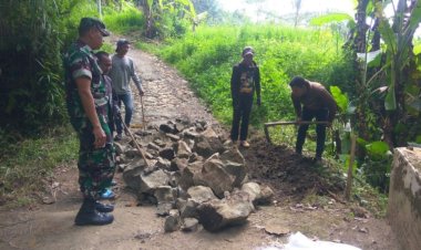 Babinsa Koramil 2211/Sagaranten Bersama Warga Gotong Royong Perbaiki Jalan di Desa Mekartani