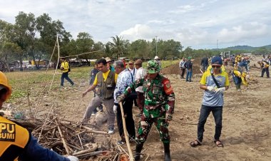 KORAMIL 2215/CIEMAS LAKSANAKAN BHAKTI PEMBERSIHAN PANTAI PALAMPANG