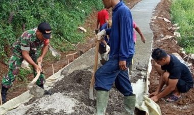 Koramil 2205/Kalapanunggal Laksanakan Kegiatan Bhakti Sosial Pengecoran Jalan Lingkungan
