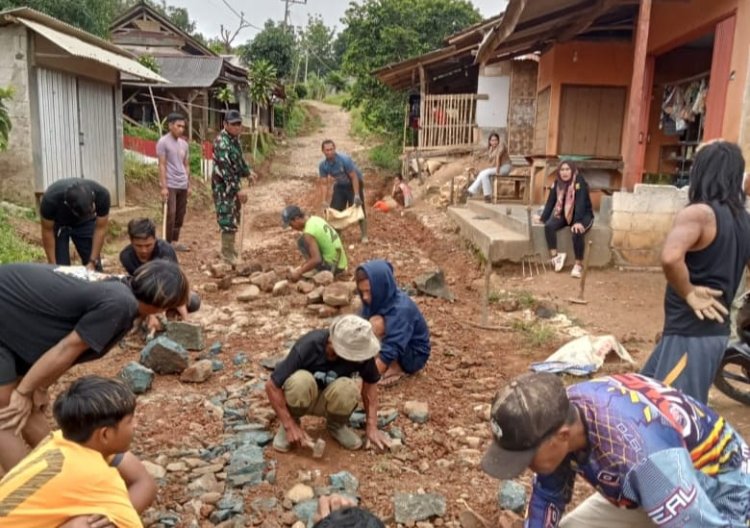 Babinsa Koramil 2215/Ciemas Gelar Bhakti Perbaikan Jalan di Desa Girimukti