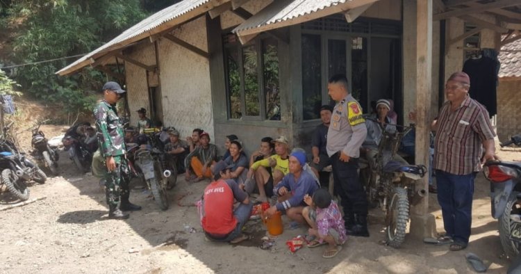 Babinsa Koramil 2209/Lengkong Gelar Komsos dengan Warga Desa Tegallega