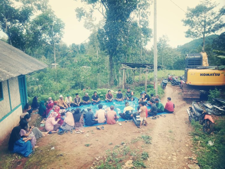 Syukuran Panen Padi di Kampung Cipetir, Babinsa Koramil 2204/Cikidang Hadir Bersama Warga