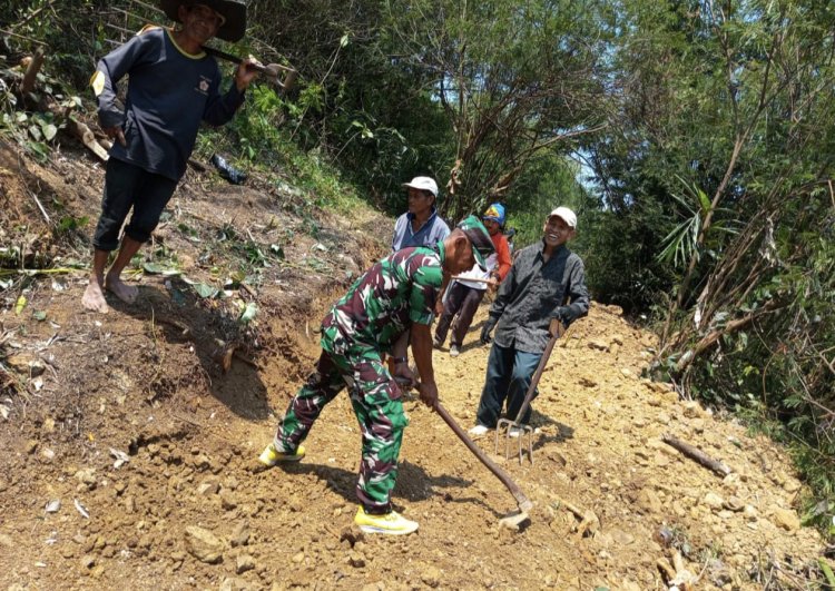 Danposramil Koramil 2211/Sagaranten Bersama Warga Gotong Royong Lebarkan Jalan Pertanian