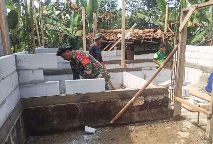 BABINSA KORAMIL 2206/PARAKANSALAK LAKSANAKAN BHAKTI PERBAIKAN RUTILAHU DI DESA BOJONGASIH