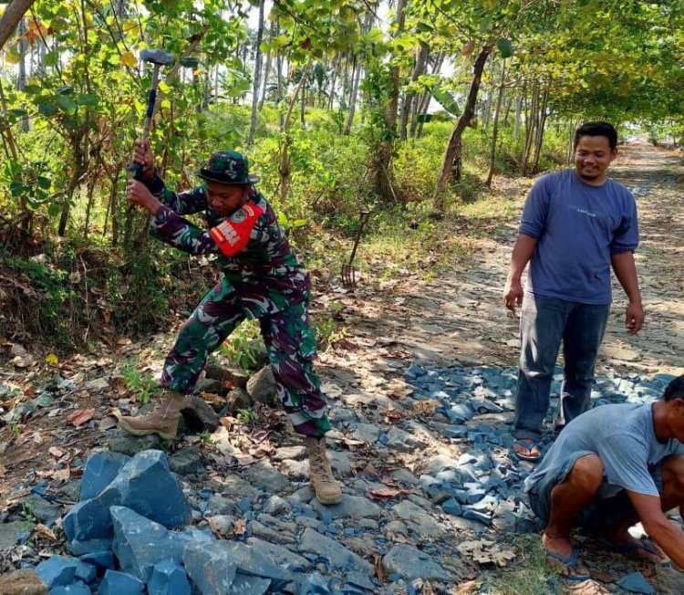 KORAMIL 2214/SURADE GELAR KARYA BHAKTI BERSAMA MASYARAKAT DESA SUKAMUKTI