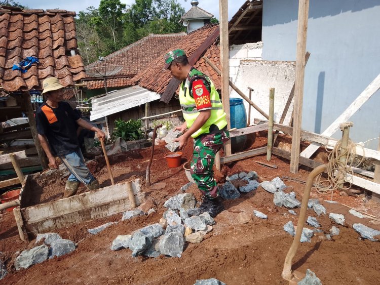 Babinsa Koramil 2209/Lengkong Gelar Karya Bakti Pembangunan Rumah Warga