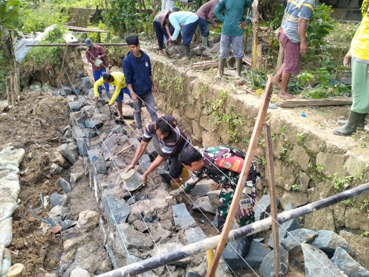 KORAMIL 2215/CIEMAS LAKSANAKAN KARYA BAKTI PEMBANGUNAN TPT SALURAN AIR