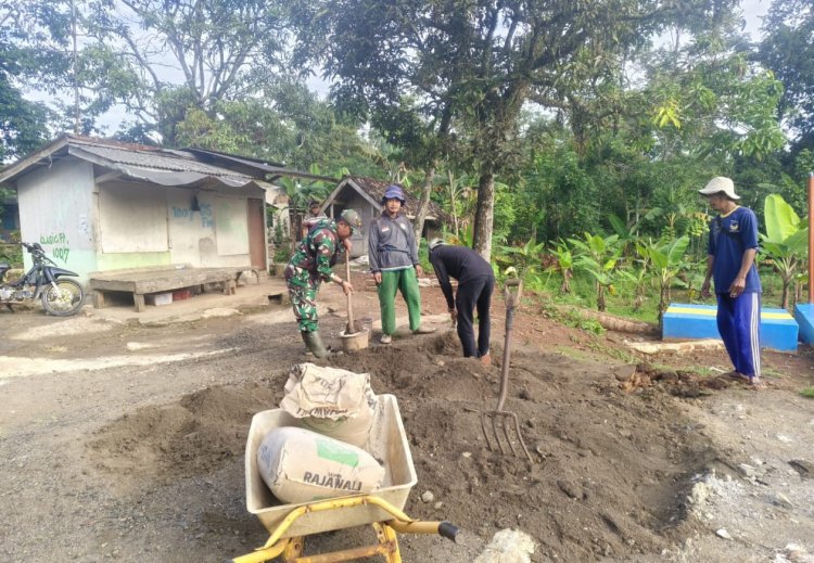 BAKTI TNI: BABINSA KORAMIL 2211/SAGARANTEN BERSAMA WARGA MERATAKAN TANAH HALAMAN MASJID NURUL IMAN