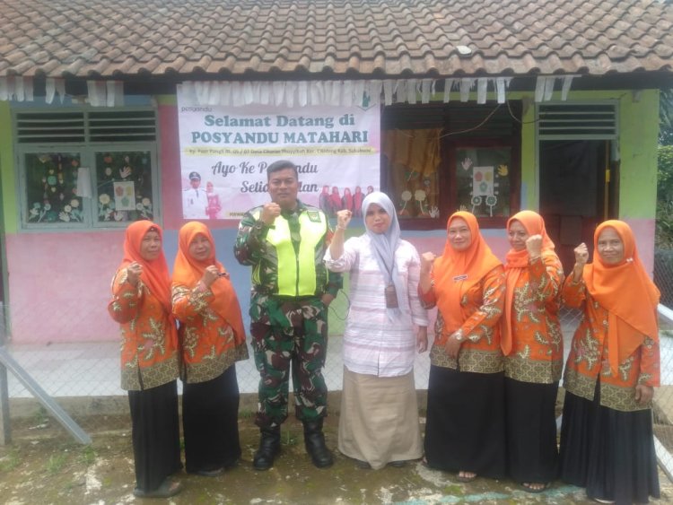 Babinsa Koramil 2204/Cikidang Dampingi Kegiatan Posyandu di Desa Cikarae Thoyibah