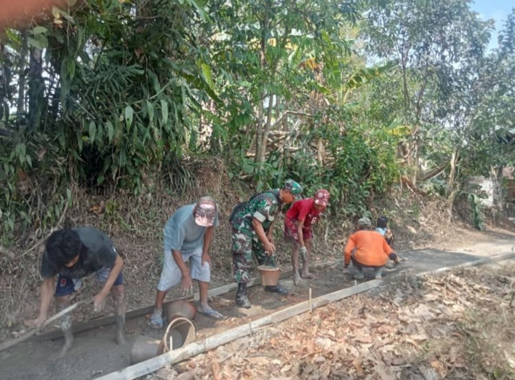 Babinsa Koramil 2211/Sagaranten Laksanakan Bakti Sosial Pengecoran Jalan Lingkungan di Desa Curugluhur
