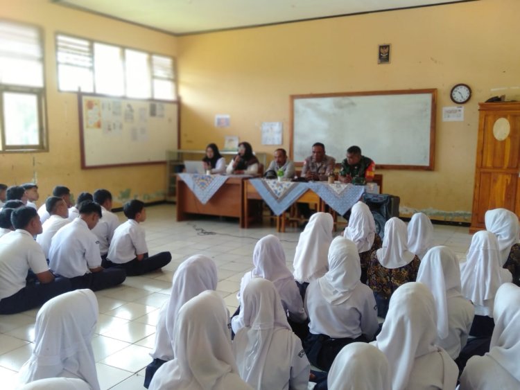 Babinsa Koramil 2215/Ciemas Gelar Wawasan Kebangsaan di SMP 6 Satu Atap Desa Mekarjaya