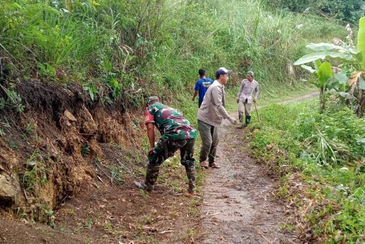 Babinsa Koramil 2207/Jampang Tengah Laksanakan Kegiatan Karya Bakti Pembersihan Lingkungan Desa Bantarpanjang