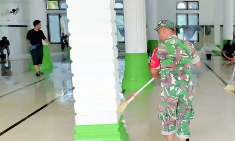 Babinsa Koramil 2212/Tegalbuleud Gelar Karya Bhakti Bersihkan Masjid Nurul Huda