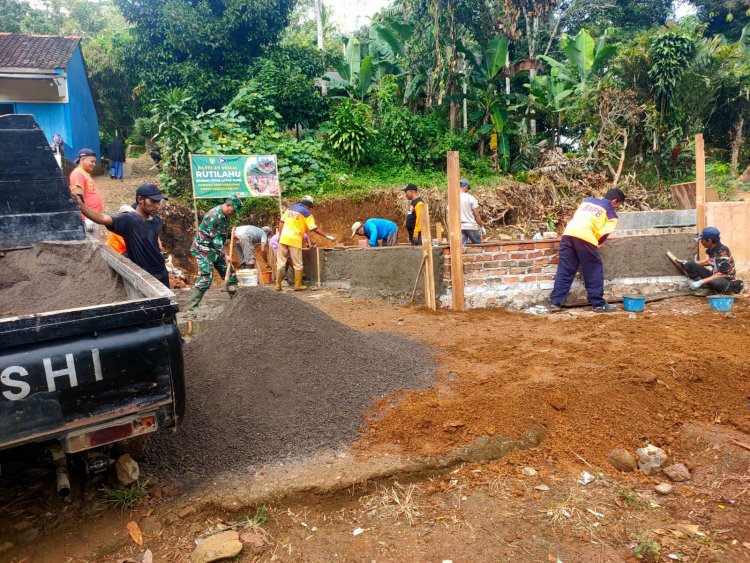 DANRAMIL 2209/LENGKONG BERSAMA BABINSA, MASYARAKAT, KEC. LENGKONG MELAKSANAKAN PROGRAM RUTILAHU