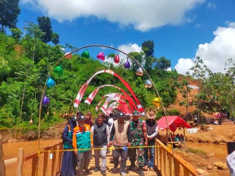 Serda Nugraha Babinsa Desa Sukamaju Hadiri Peresmian Jembatan Sementara Penghubung Kampung Liunggunung - Kampung Cikadaka