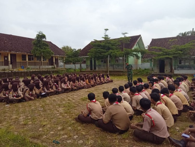 BABINSA KORAMIL 2215/CIEMAS HADIRI PERKEMAHAN PRAMUKA DAN BERIKAN PEMBINAAN WAWASAN KEBANGSAAN