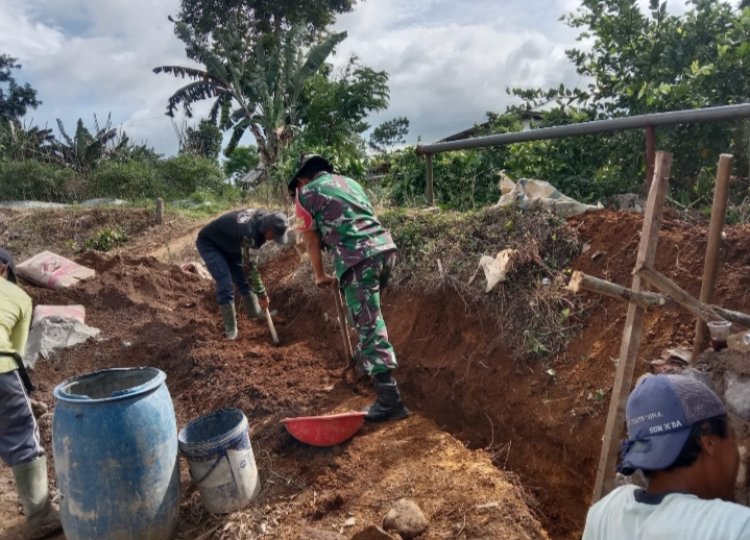 BABINSA KORAMIL 2206/PARAKANSALAK LAKSANAKAN KEGIATAN BHAKTI PERBAIKAN PARIT DI DESA PARAKANSALAK