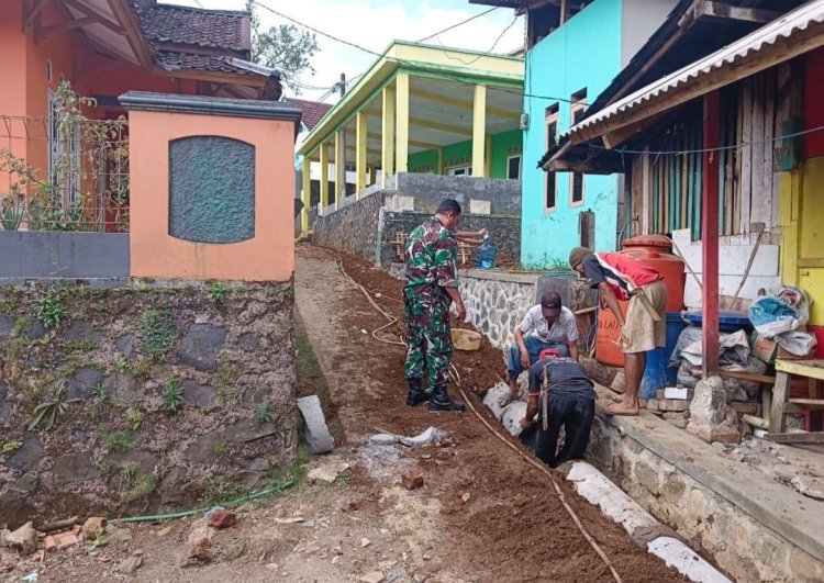 BABINSA KORAMIL 2207/JAMPANG TENGAH GELAR BHAKTI PEMBANGUNAN SALURAN AIR DI DESA CIMERANG