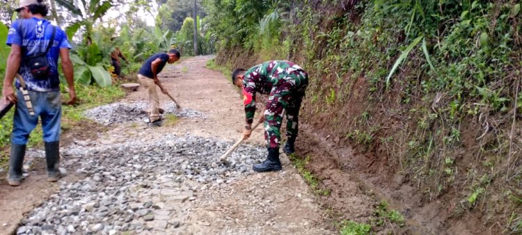 BABINSA KORAMIL 2201/CISOLOK MELAKSANAKAN KARYA BAKTI PERBAIKAN JALAN DI DESA CICADAS