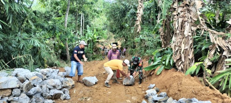 Babinsa Koramil 2210/Pabuaran Gelar Karya Bhakti Bersama Warga