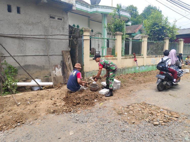 Babinsa Koramil 2206/Parakansalak Laksanakan Kegiatan Bhakti Sosial Perbaikan Parit di Desa Bojonglongok