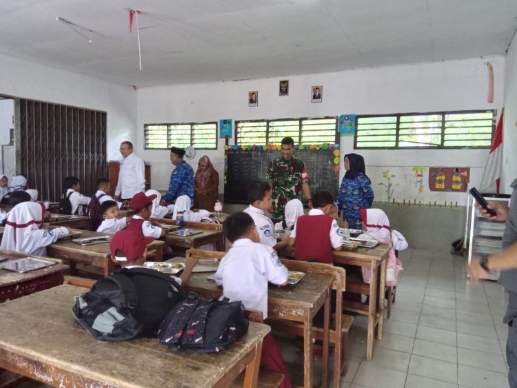 Koramil 2215/Ciemas Bersama Korpimcam Ciemas Monitoring Pendistribusian Makanan Sehat Bergizi Gratis