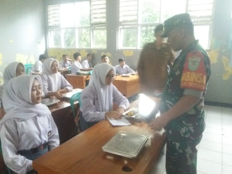 Babinsa Koramil 2201/Cisolok Dampingi Pendistribusian Makanan Bergizi di SMAN 1 Cikakak