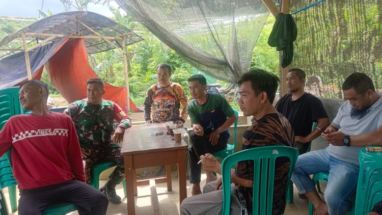 Babinsa Koramil 2206/Parakansalak Laksanakan Komsos dengan Warga Desa Sukakersa