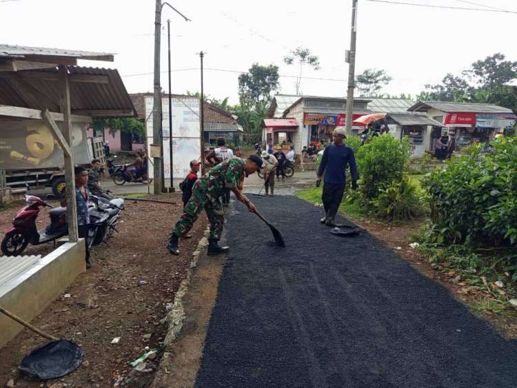 KORAMIL 2205/KALAPANUNGGAL LAKSANAKAN KARYA BHAKTI HOTMIX JALAN LINGKUNGAN BERSAMA WARGA