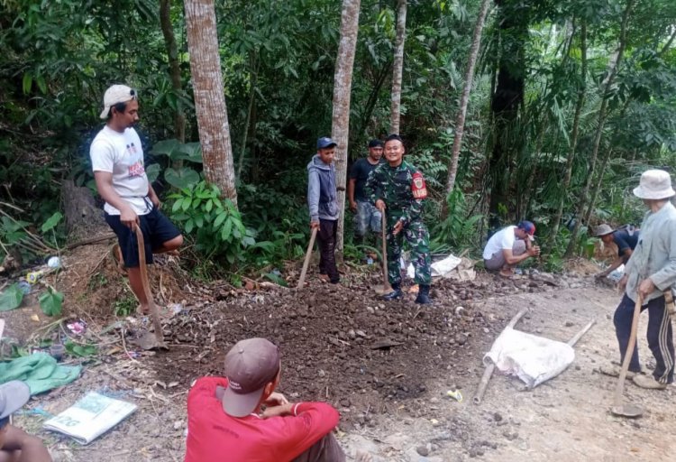 BABINSA KORAMIL 2211/SAGARANTEN LAKSANAKAN BAKTI PERBAIKAN JALAN DESA