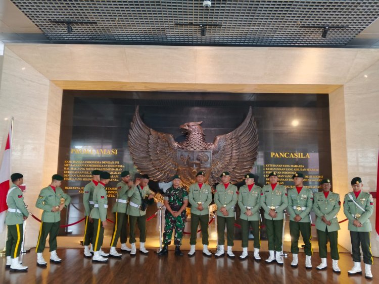 Regu Jajar Kehormatan Divif 1 Kostrad Bertugas di Istana Negara RI Bogor
