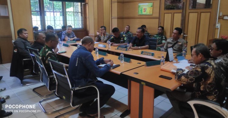 Pelda Edi R Wakili Danramil 06-02/Bogor Selatan Hadiri Rapat Eksekusi Lahan di Kelurahan Cikaret Berjalan Lancar dan Kondusif