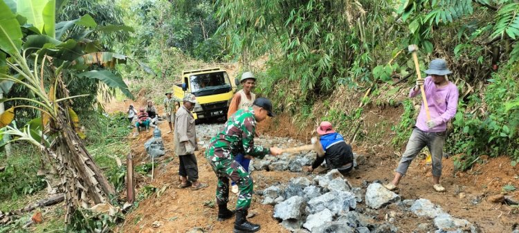 Baninsa Koramil 2210/Pabuaran Gelar Karya Bhakti Bersama Warga