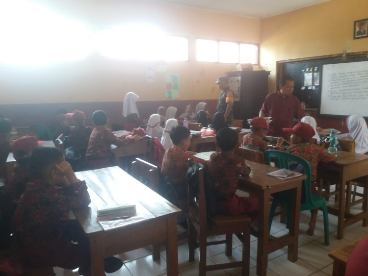 Babinsa Koramil 2201/Cisolok,melaksanakan kegiatan pendampingan makan bergizi di SDN Neglasari