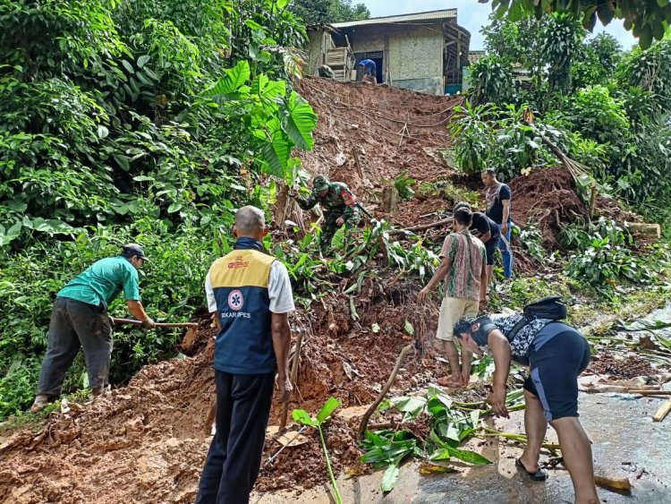 Babinsa Koramil 2204/Cikidang Gelar Karya Bakti di Lokasi Longsor