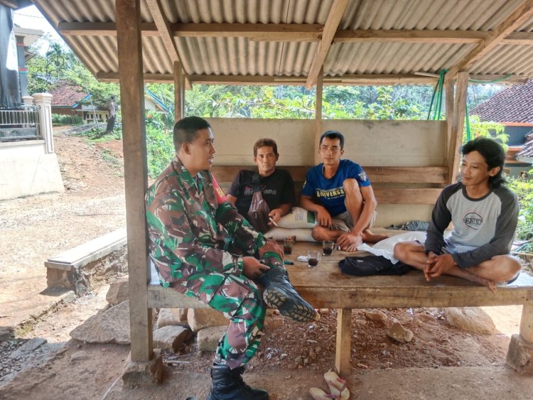 Babinsa Koramil 2215/Ciemas Laksanakan Kegiatan KOMSOS dengan Masyarakat Desa Girimukti