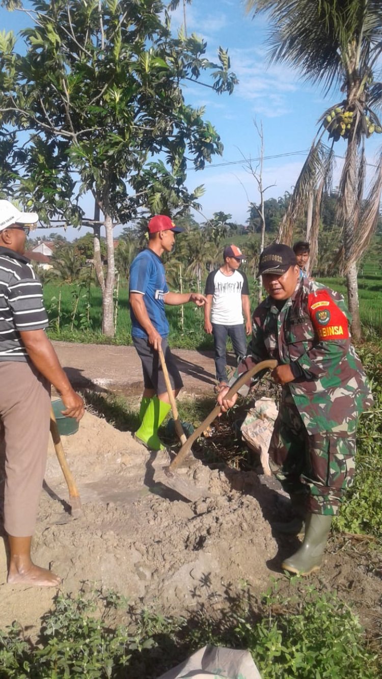 Babinsa Koramil 2202/Palabuhanratu Gelar Bakti Pembuatan TPT di Desa Cibodas