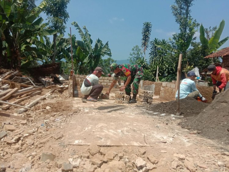 Babinsa Koramil 2205/Kalapanunggal Gelar Bhakti Pembangunan Rutilahu di Desa Cihamerang